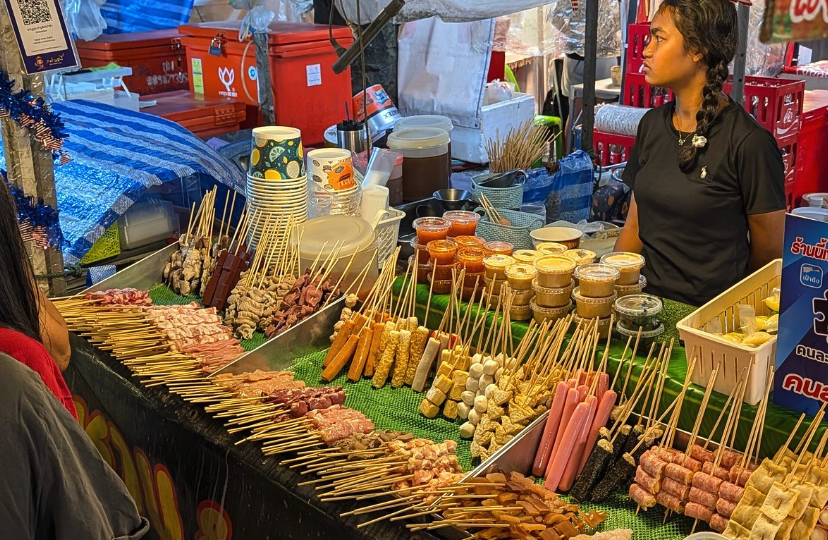 Repas brochettes thaï au marché de nuit